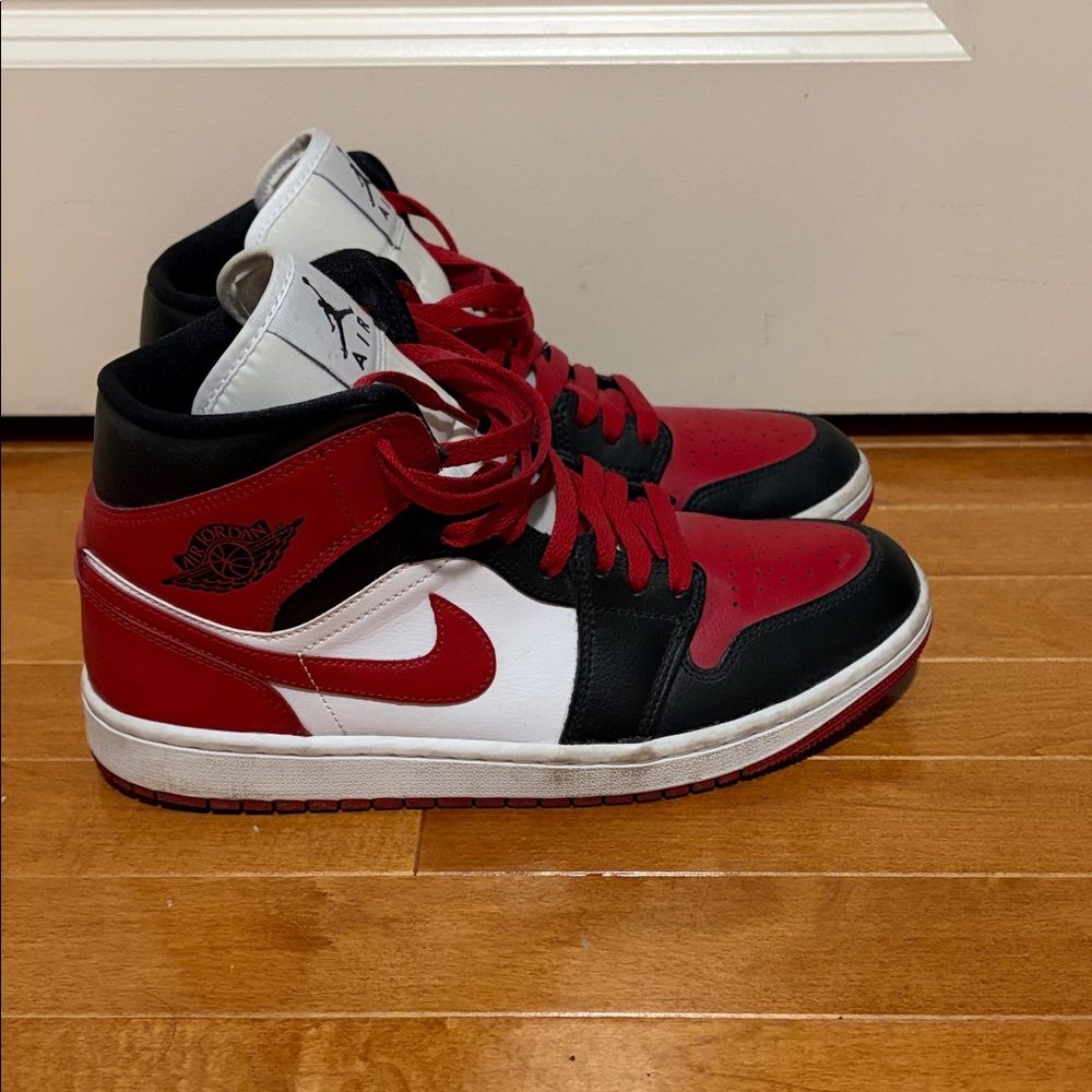 Woman’s Air Jordan 1 mid “Alternate Bred Toe”